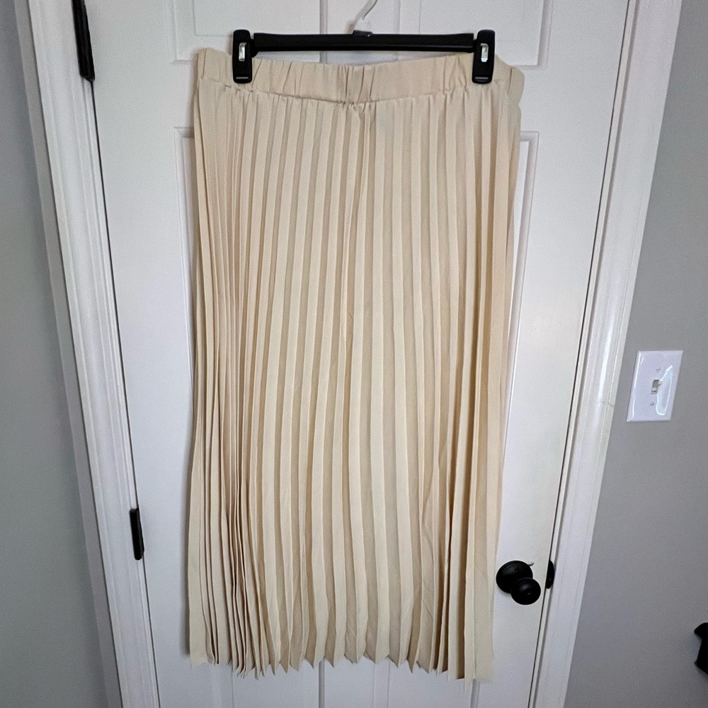Pleated Midi Skirt in Cream